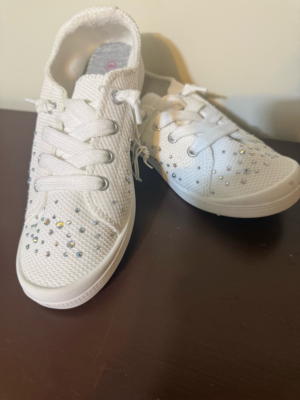 Jellypop Women’s White Rhinestone Lace-Up Sneakers Sz. 8M  new out of box